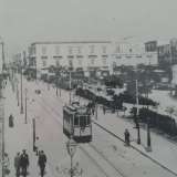 Lunga 750 metri, via Sparano congiunge la stazione al centro storico, attraversando tutto il borgo murattiano. 
Dal 1910 venne attraversata dalla linea tranviaria...